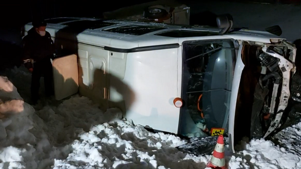 На Серовском тракте перевернулся автобус с детской хоккейной командой
