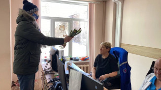 Врачей скорой помощи в Екатеринбурге  волонтеры поздравили с 8 марта!
