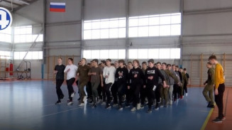 Воспитанники военно-патриотического движения "ЮНАРМИЯ" готовятся принять участие в параде Победы