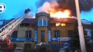 В Екатеринбурге на улице Малышева из-за горящего автосервиса образовалась огромная пробка В Екатеринбурге на улице Малышева из-за горящего автосервиса образовалась огромная пробка