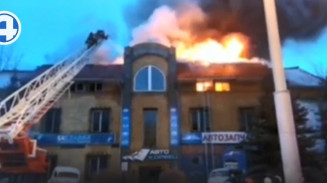 В Екатеринбурге на улице Малышева из-за горящего автосервиса образовалась огромная пробка