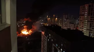 В Екатеринбурге загорелся ангар с автомобильной техникой внутри В Екатеринбурге загорелся ангар с автомобильной техникой внутри