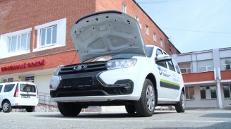 Медики Свердловской области получили 44 ключа от новых автомобилей