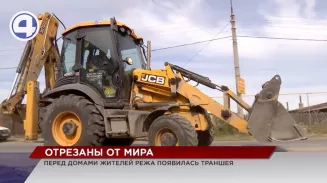 В Реже на улице, которую топило после дождя, вырыли глубокий ров В Реже на улице, которую топило после дождя, вырыли глубокий ров