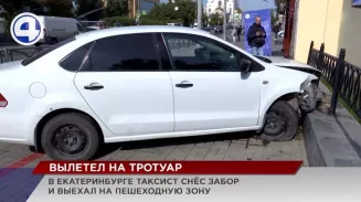 На перекрестке Карла Либнехта – Первомайской таксист протаранил ограждение и вылетел на тротуар На перекрестке Карла Либнехта – Первомайской таксист протаранил ограждение и вылетел на тротуар