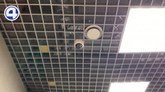 Посетители мужского туалета в ТЦ возмущены камерами над писсуарами Посетители мужского туалета в ТЦ возмущены камерами над писсуарами
