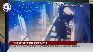 На Эльмаше неизвестные ограбили табачный магазин и вынесли больше 40 блоков сигарет На Эльмаше неизвестные ограбили табачный магазин и вынесли больше 40 блоков сигарет