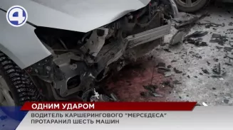 В центре Екатеринбурга водитель «Мерседеса» не справился с управлением и сбежал с места ДТП В центре Екатеринбурга водитель «Мерседеса» не справился с управлением и сбежал с места ДТП