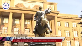 В Екатеринбурге состоялась церемония возложения цветов к памятнику маршалу Георгию Жукову В Екатеринбурге состоялась церемония возложения цветов к памятнику маршалу Георгию Жукову