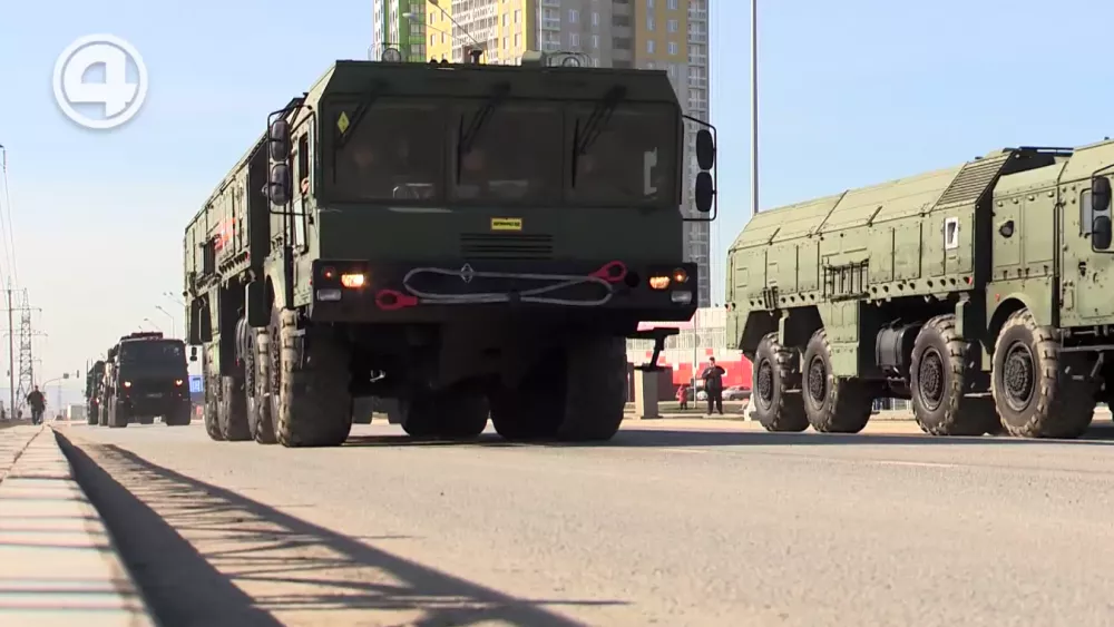 Военные провели первую в этом году репетицию парада ко Дню Победы