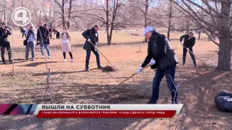 Глава Екатеринбурга вооружился граблями, чтобы сделать город чище Глава Екатеринбурга вооружился граблями, чтобы сделать город чище