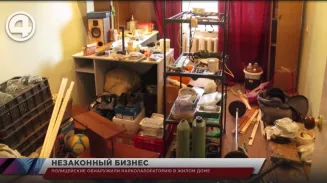 Полицейские обнаружили нарколабораторию в жилом доме Полицейские обнаружили нарколабораторию в жилом доме