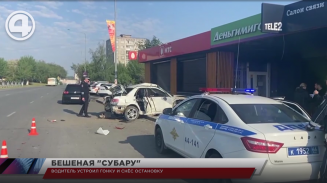Водитель устроил гонку и снёс остановку Водитель устроил гонку и снёс остановку