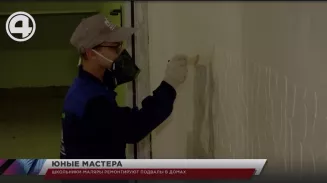 Школьники-маляры ремонтируют подвалы в домах Школьники-маляры ремонтируют подвалы в домах