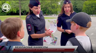 Полицейские напоминают детям правила дорожного движения Полицейские напоминают детям правила дорожного движения