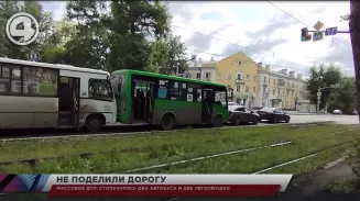 Массовое ДТП: столкнулись два автобуса и две легковушки Массовое ДТП: столкнулись два автобуса и две легковушки
