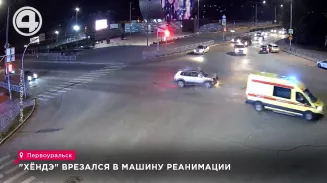 "Хёндэ" врезался в машину реанимации "Хёндэ" врезался в машину реанимации