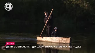 Дети добираются до школьного автобуса на лодке Дети добираются до школьного автобуса на лодке
