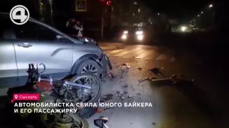 Автомобилистка сбила юного байкера и его пассажирку Автомобилистка сбила юного байкера и его пассажирку