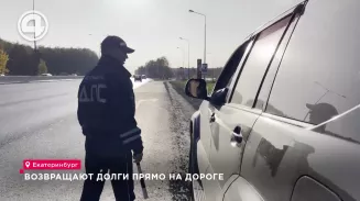 Возвращают долги прямо на дороге Возвращают долги прямо на дороге