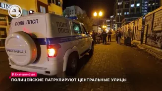 Полицейские патрулируют центральные улицы Полицейские патрулируют центральные улицы