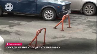 Жители Краснолесья самовольно захватили парковочные места во дворе Жители Краснолесья самовольно захватили парковочные места во дворе