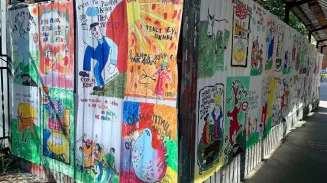 В Екатеринбурге обычный забор стал полотном для уличного искусства В Екатеринбурге обычный забор стал полотном для уличного искусства