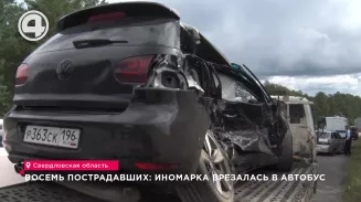 Пять пострадавших: иномарка врезалась в автобус Пять пострадавших: иномарка врезалась в автобус