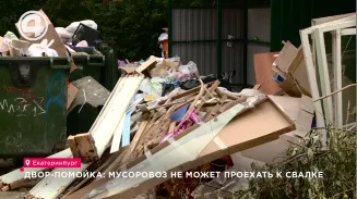 Двор-помойка: мусоровоз не может проехать к свалке Двор-помойка: мусоровоз не может проехать к свалке