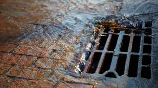 Улицу Евгения Савкова в Екатеринбурге затопило канализационными водами Улицу Евгения Савкова в Екатеринбурге затопило канализационными водами