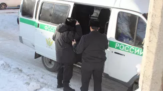 Екатеринбуржец спрятался от приставов на балконе и был выдан звонком Екатеринбуржец спрятался от приставов на балконе и был выдан звонком