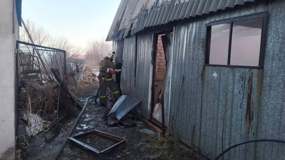 В Екатеринбурге пожарные спасли 12 человек из горящего общежития