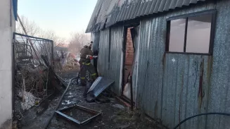 В Екатеринбурге пожарные спасли 12 человек из горящего общежития