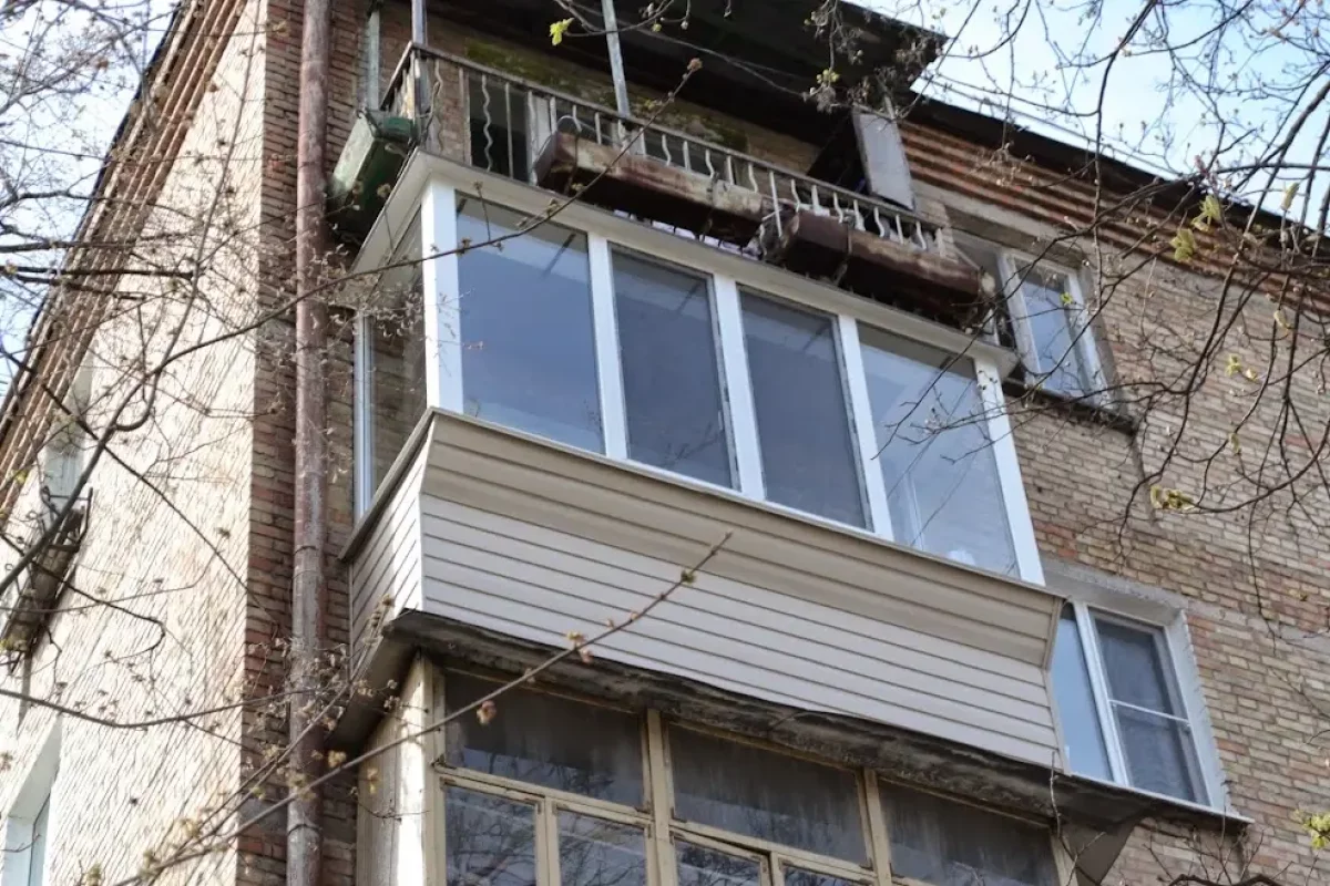 Подсудимый в Екатеринбурге прятался от приставов на балконе Подсудимый в Екатеринбурге прятался от приставов на балконе
