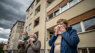 Дышать нечем: жильцы многоэтажки жалуются на трупный запах Дышать нечем: жильцы многоэтажки жалуются на трупный запах