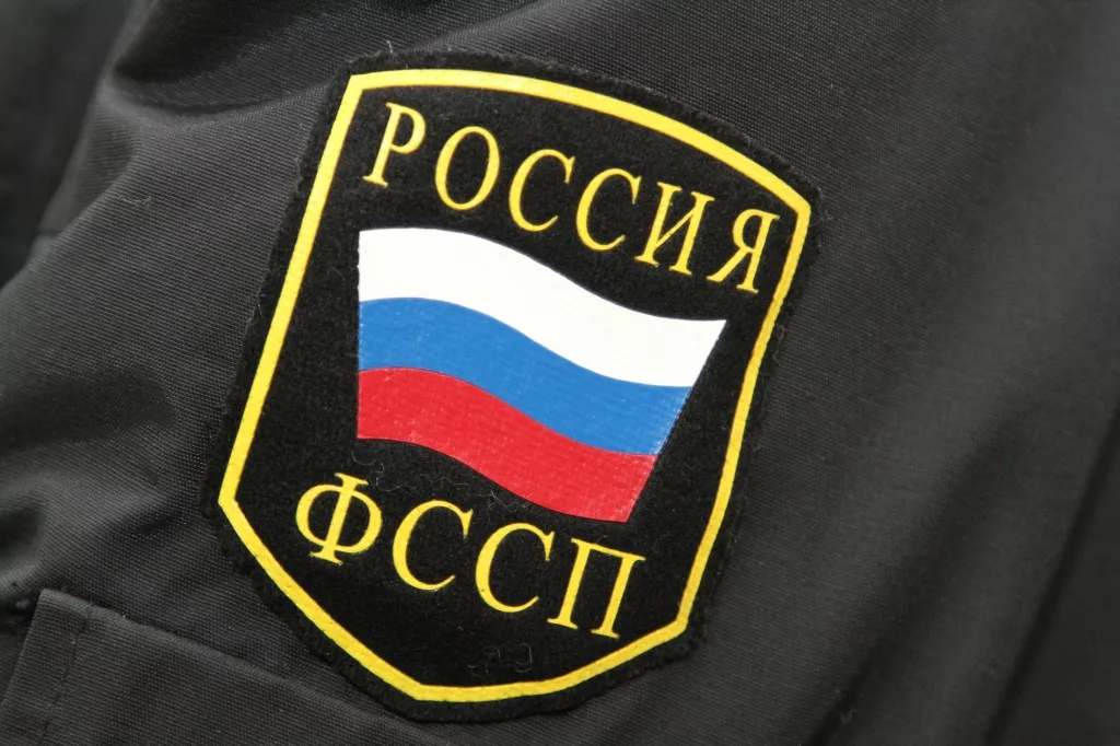 Приставы застали алиментщика за варением самогона Приставы застали алиментщика за варением самогона