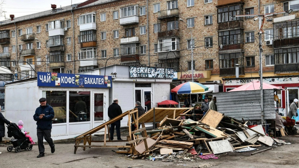 На ВИЗе сносят рынок для расширения улицы