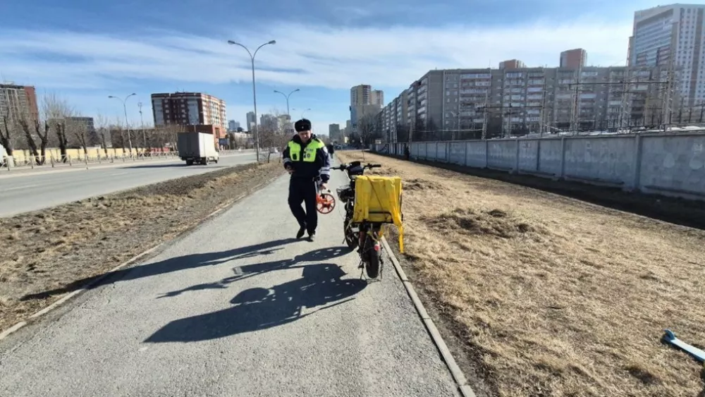 Курьер на электросамокате в Екатеринбурге травмировал ребенка