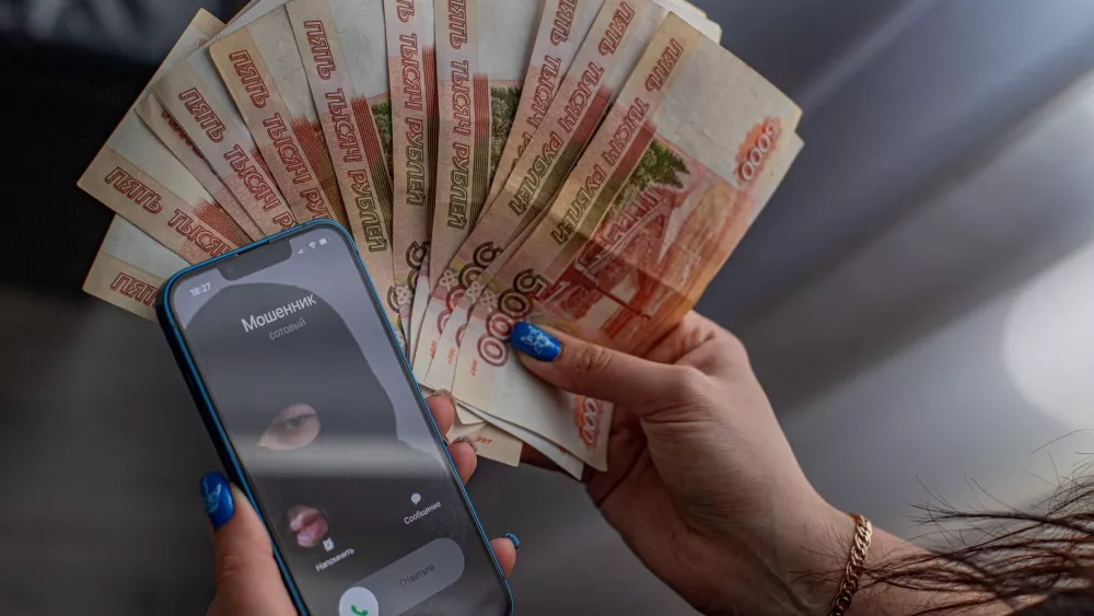 Школьник из Екатеринбурга перевел мошенникам 275 тысяч с карты мамы