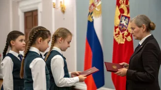Школьникам-активистам «Движения первых» в торжественной обстановке вручили паспорта Школьникам-активистам «Движения первых» в торжественной обстановке вручили паспорта