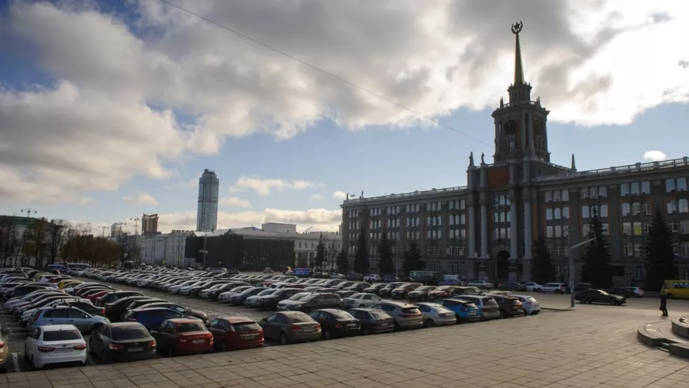 На площади 1905 года в Екатеринбурге парковку превратят в парк