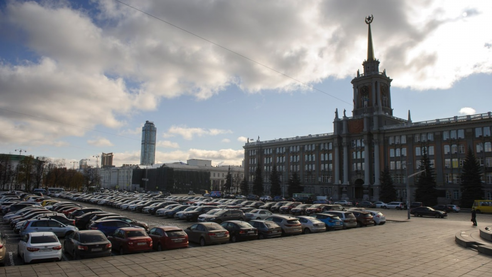 На площади 1905 года в Екатеринбурге парковку превратят в парк