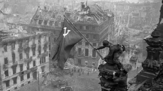 9 мая копии Знамени Победы будут развеваться над общественными зданиями наряду с госфлагами 9 мая копии Знамени Победы будут развеваться над общественными зданиями наряду с госфлагами