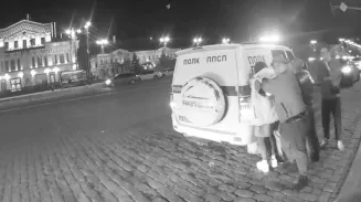 Пьяная пара с ребенком устроила скандал и драку в кафе на Вайнера Пьяная пара с ребенком устроила скандал и драку в кафе на Вайнера