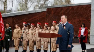 Чиновники возложили цветы к стеле «Город трудовой доблести» Чиновники возложили цветы к стеле «Город трудовой доблести»