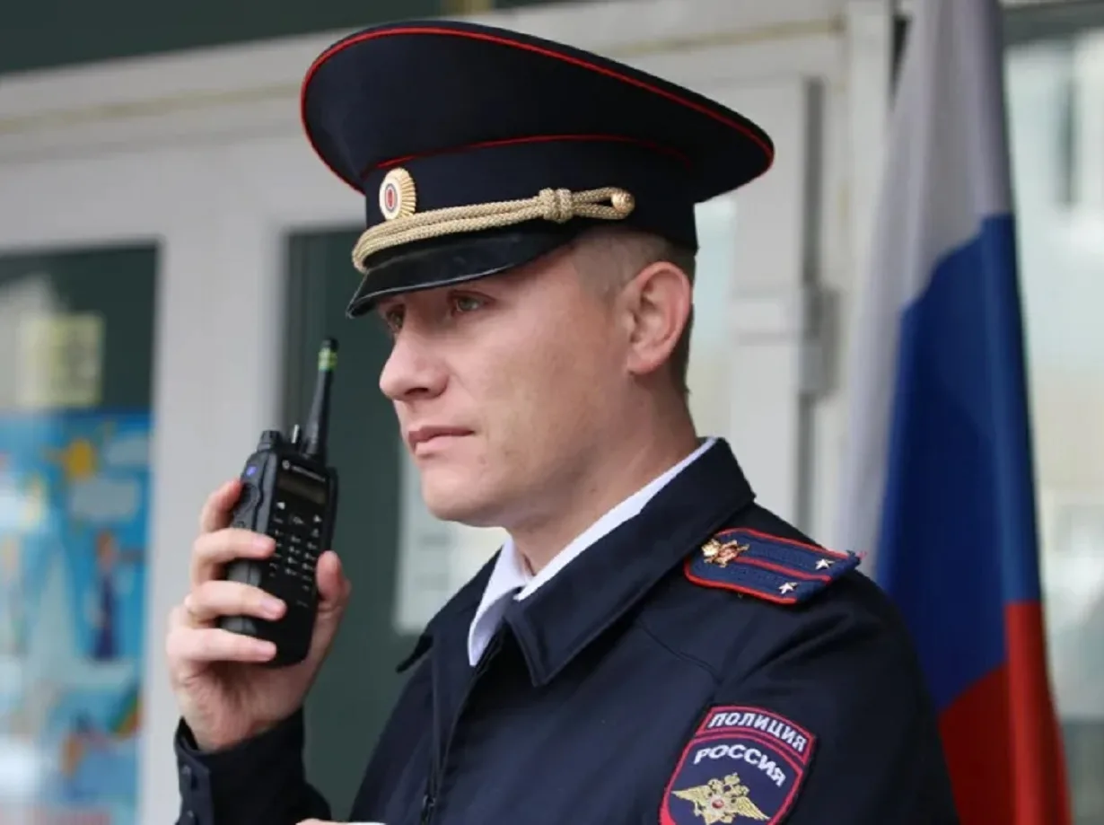 В Екатеринбурге трое молодых людей украли айфоны из магазина электроники В Екатеринбурге трое молодых людей украли айфоны из магазина электроники