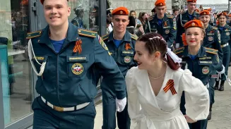 Более одной тысячи уральцев закружились в «Вальсе Победы» Более одной тысячи уральцев закружились в «Вальсе Победы»