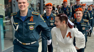 Более одной тысячи уральцев закружились в «Вальсе Победы» Более одной тысячи уральцев закружились в «Вальсе Победы»