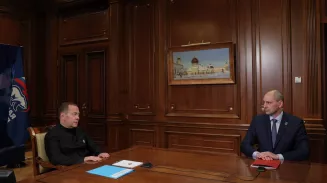 Медведев поддержал кандидатуру Дениса Паслера как нового секретаря «Единой России» Медведев поддержал кандидатуру Дениса Паслера как нового секретаря «Единой России»