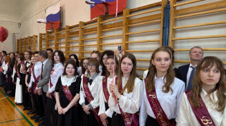 Последний звонок: школы Свердловской области оканчивают 70 тысяч старшеклассников Последний звонок: школы Свердловской области оканчивают 70 тысяч старшеклассников